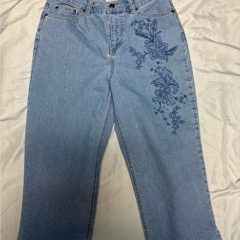 Light Wash Embroidered Women’s Cropped Jeans